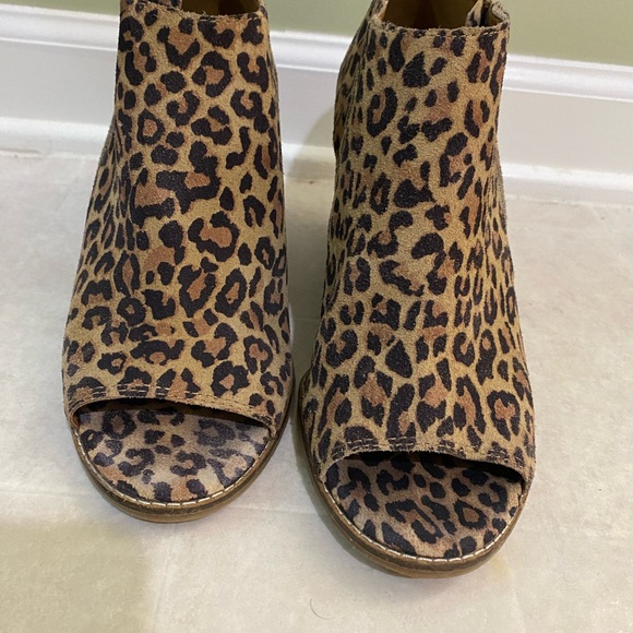 Lucky Brand Leopard Open Toe Wedge Ankle Boots - Picture 7 of 7